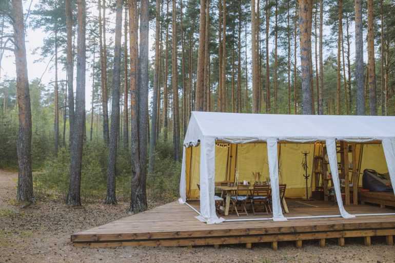 Abri de jardin avec terrasse en bois